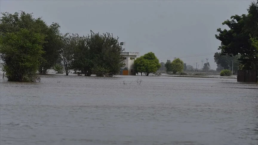 Pakistan’da şiddetli yağış ve yıldırım düşmesi sonucu ölenlerin sayısı 55’e çıktı – BRTK