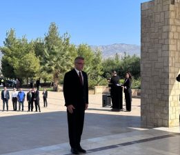 Cumhurbaşkanı Erhürman Dr. Fazıl Küçük’ün Anıt Mezarı’na çelenk sundu