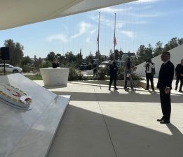 Cumhurbaşkanı Erhürman, Kurucu Cumhurbaşkanı Rauf Raif Denktaş’ın Anıt Mezarı’na çelenk sundu