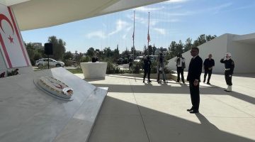 Cumhurbaşkanı Erhürman, Kurucu Cumhurbaşkanı Rauf Raif Denktaş’ın Anıt Mezarı’na çelenk sundu