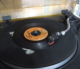 Nostaljik plaklara ilgi yeniden artıyor