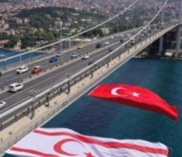 KKTC’nin kuruluş yıl dönümünde 15 Temmuz Şehitler Köprüsü’ne KKTC bayrağı asıldı