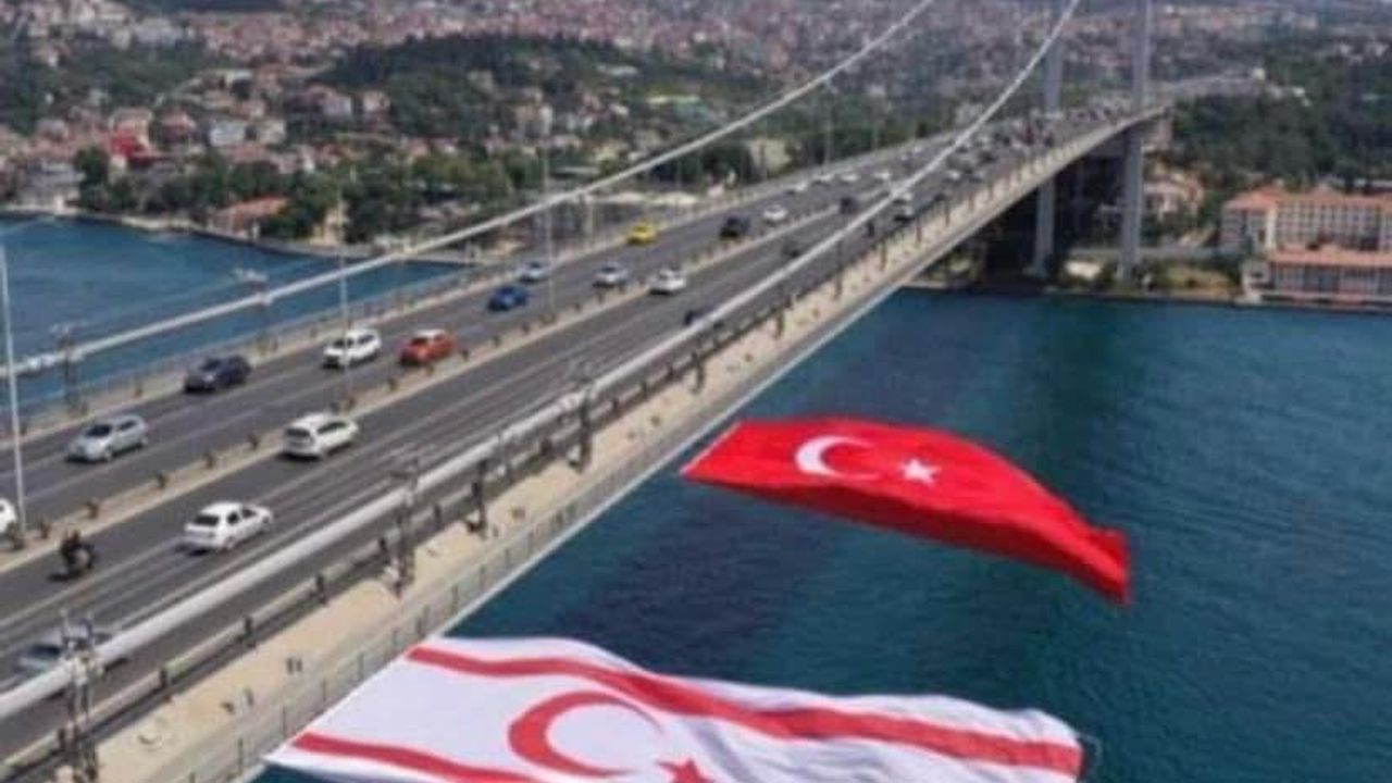 KKTC’nin kuruluş yıl dönümünde 15 Temmuz Şehitler Köprüsü’ne KKTC bayrağı asıldı