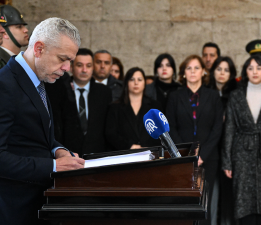KKTC’nin Ankara Büyükelçisi Korukoğlu, Anıtkabir’i ziyaret etti