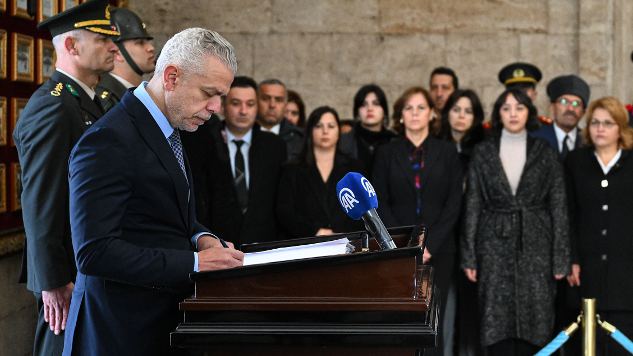 KKTC’nin Ankara Büyükelçisi Korukoğlu, Anıtkabir’i ziyaret etti