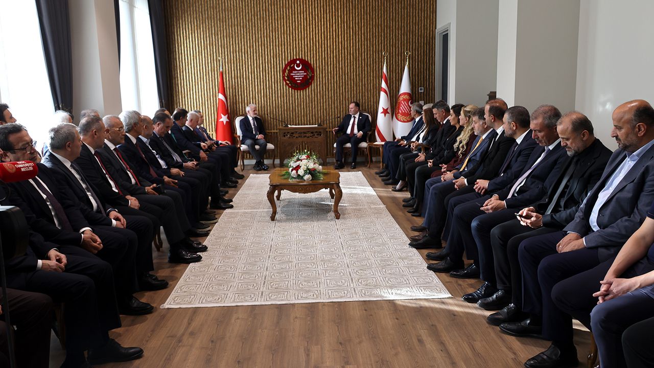 “Öztürkler: “Dünya bizi tek taraflı cezalandırma peşinde”