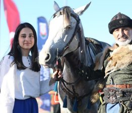 Baba-kızın nefes kesen atlı gösterisi: “Boynuz kulağı geçti”