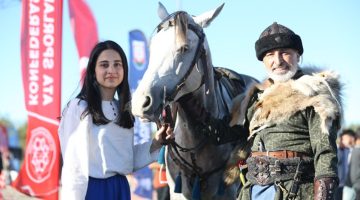 Baba-kızın nefes kesen atlı gösterisi: “Boynuz kulağı geçti”