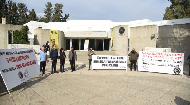 Öğretmenlerden Çavuşoğlu’na protesto