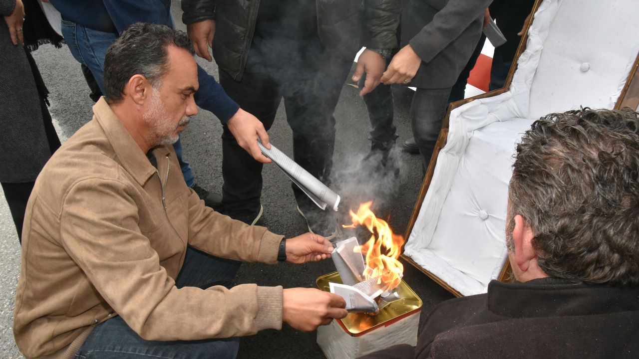 KTOEÖS, Milli Eğitim Bakanlığı önünde öğretmenlere yönelik soruşturmaları protesto etti