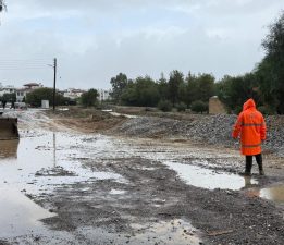 Burhan Nalbantoğlu Devlet Hastanesi içinden geçen dereye bent çalışması yapılıyor