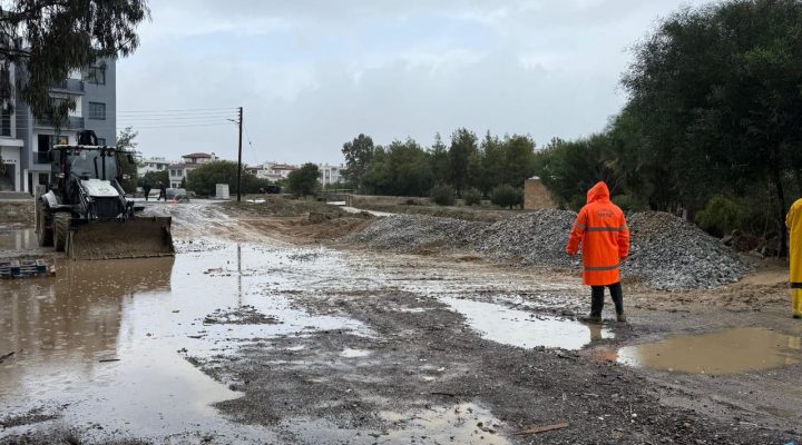 Burhan Nalbantoğlu Devlet Hastanesi içinden geçen dereye bent çalışması yapılıyor