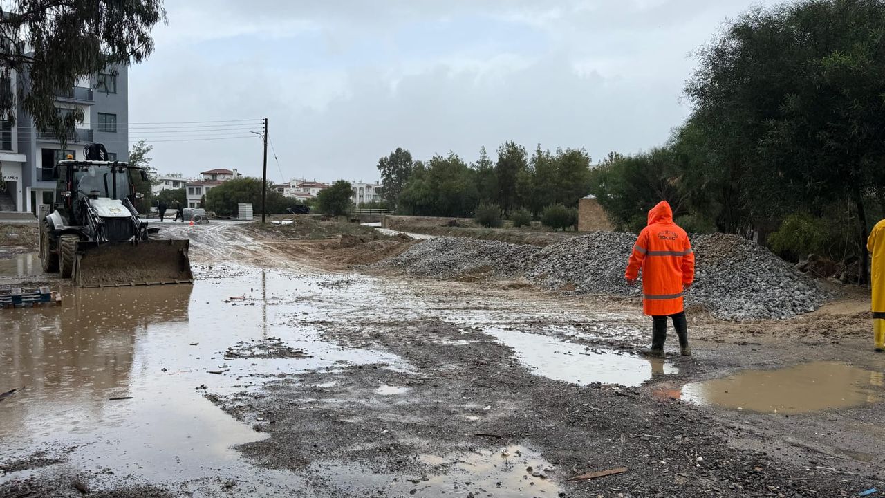 Burhan Nalbantoğlu Devlet Hastanesi içinden geçen dereye bent çalışması yapılıyor