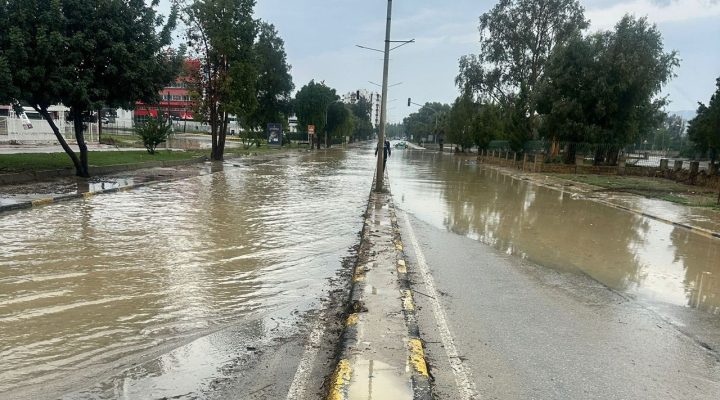 Türkeli ile Alayköy çemberleri arasında biriken su tahliye edildi, yol trafiğe açıldı