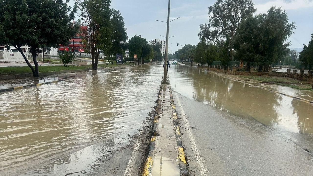 Türkeli ile Alayköy çemberleri arasında biriken su tahliye edildi, yol trafiğe açıldı