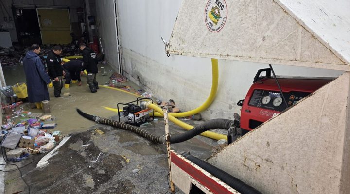 İtfaiye ekipleri su baskınlarına 20 personel ve 7 araçla müdahale etti