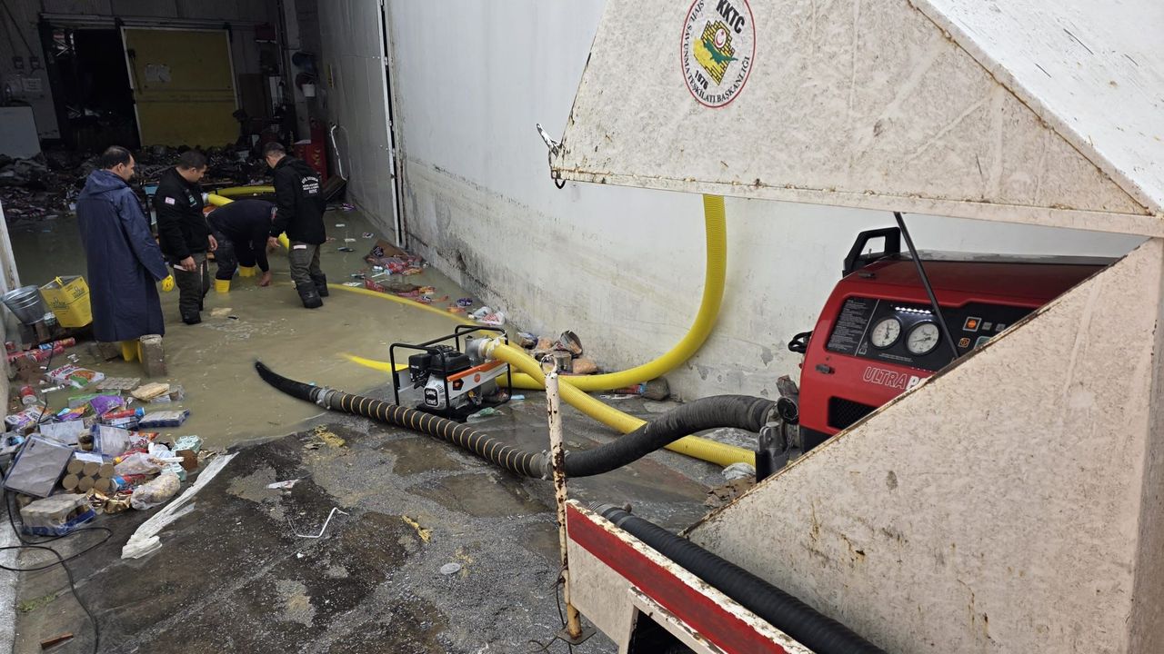 İtfaiye ekipleri su baskınlarına 20 personel ve 7 araçla müdahale etti