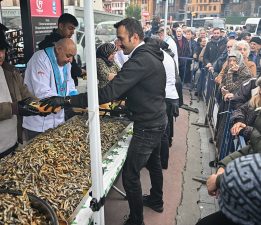 Eyüpsultan’da Hamsi Festivali coşkusu: Vatandaşlara 1 ton hamsi dağıtıldı