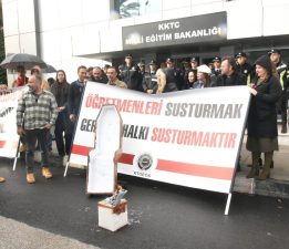 Öğretmenlerden tabutlu koltukla eylem