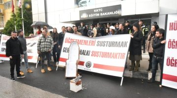 Öğretmenlerden tabutlu koltukla eylem