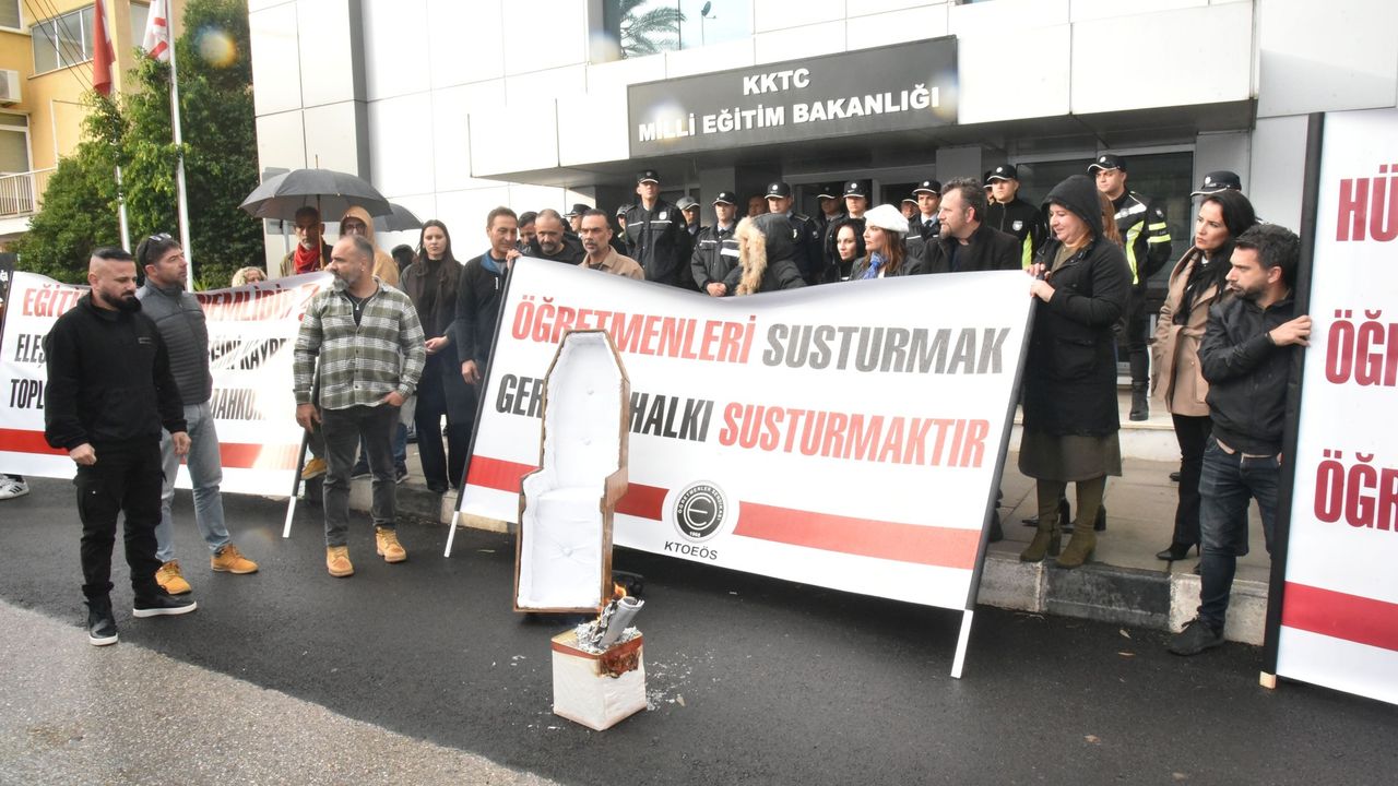 Öğretmenlerden tabutlu koltukla eylem