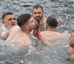 Mudanya’da Epifani Bayramı kapsamında denizden haç çıkarma töreni