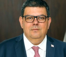 Berova, Dr. Küçük’ün, mücadelesiyle tarihe yön vermiş bir lider olduğunu vurguladı