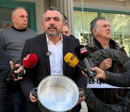 Asgari ücrete boş tencereyle itiraz