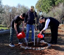 İskele Belediyesi Ötüken Özel Eğitim Okulu’nda meyve bahçesi oluşturdu