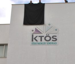 KTMMOB, KTÖS ile birlikte “siyah bayrak” asarak hükümeti protesto etti