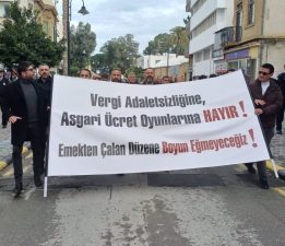 Kamuda yetkili sendikalar, Başbakan Yardımcılığı önünde eylem yaptı