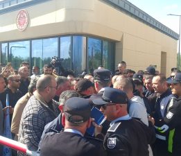 Meclis önünde gerilim