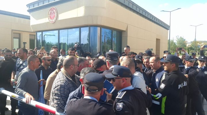 Meclis önünde gerilim