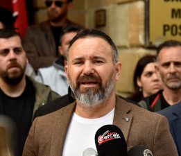 Bengihan, Lefke Kaymakamlığı binasıyla ilgili somut adım atılmasını istedi, grev uyarısında bulundu