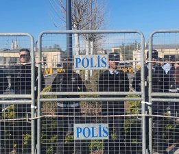 Meclis önü barikatla çevrelendi