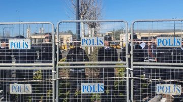 Meclis önü barikatla çevrelendi