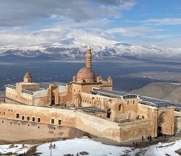 İshak Paşa Sarayı kışın da ziyaretçilerini büyülüyor