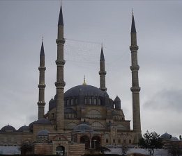 Selimiye Camii’nde Ramazan Hazırlığı: Minareler mahyayla aydınlandı