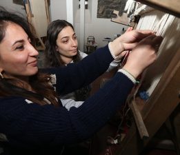 Coğrafi işaretli Kars halısı kadınların ilmekleriyle yeniden hayat buluyor