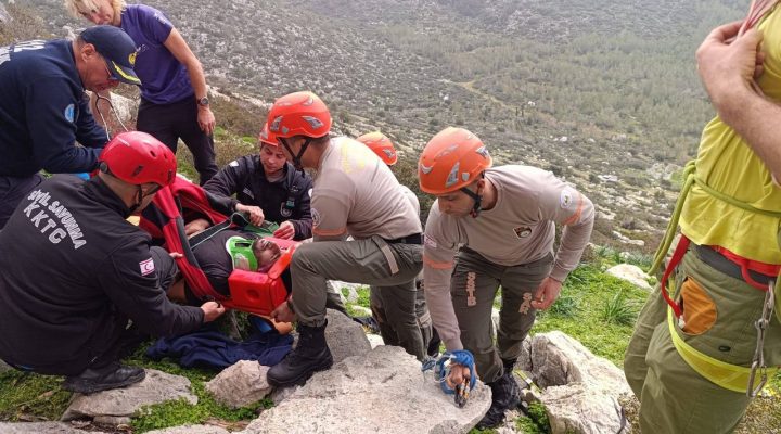 Dağda düşen kişiyi Sivil Savunma kurtardı