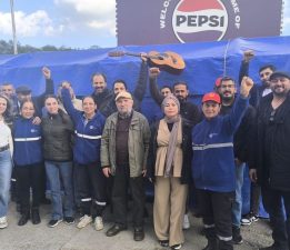 Lefkoşa Belediye Tiyatrosu sanatçılarından EKTAM işçilerine grev çadırında dayanışma etkinliği