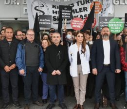 Doktorlar bugün de grevde