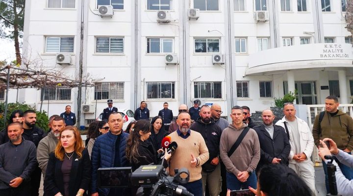 KTAMS, KŞK çalışanlarının 46 gündür maaş alamadığı gerekçesiyle Maliye Bakanlığı önünde basın açıklaması yaptı