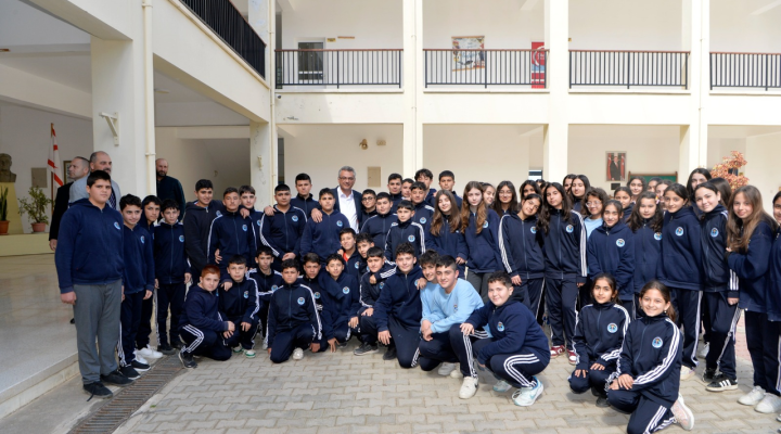 Cumhurbaşkanı Erhürman, Dipkarpaz Rum Ortaokulu ve Dipkarpaz Recep Tayyip Erdoğan Ortaokulu’nu ziyaret etti