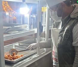 Gazimağusa Belediyesi seyyar tezgâhlarda lokma üretimi ve satışı yapan esnafı denetledi