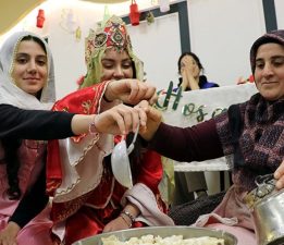 Elazığ’da üniversiteli kızlar, yurtta yöresel lezzetleri öğreniyor