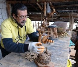 Malatya’da oğluna oyuncak yaparken sanat yolculuğuna başladı