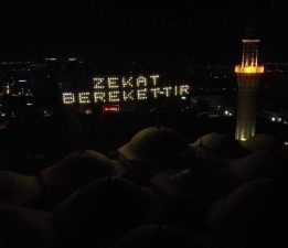 Bursa Ulu Cami’ye asılan mahya, Uludağ’a doğru ışıldadı