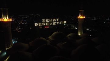 Bursa Ulu Cami’ye asılan mahya, Uludağ’a doğru ışıldadı