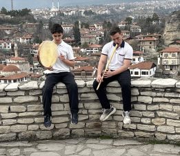Karabük’te lise öğrencileri, geleneksel Türk müziğini turistlerle buluşturuyor